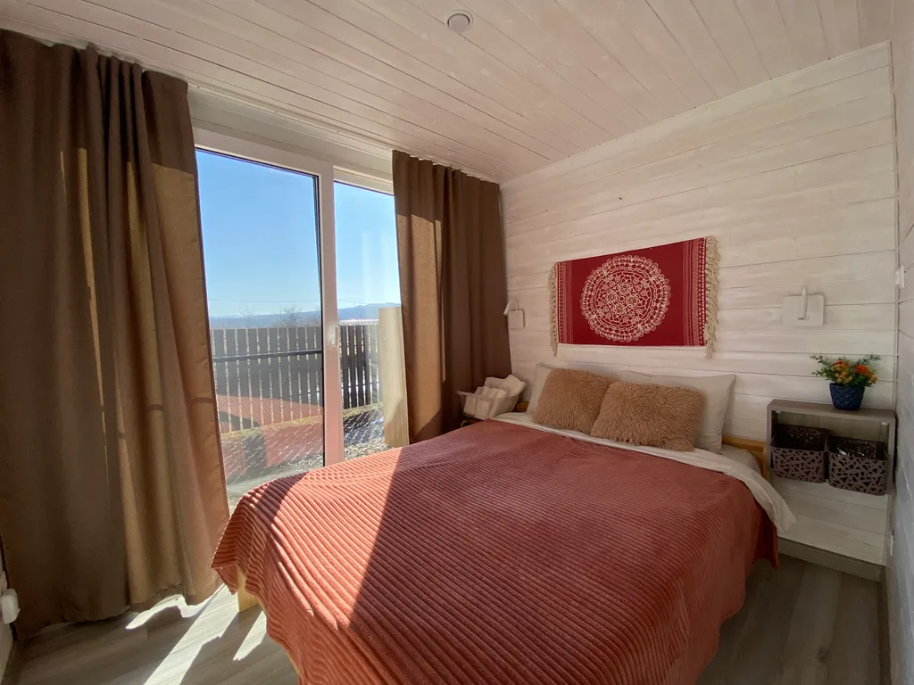 Домик с панорамными окнами и беседкой