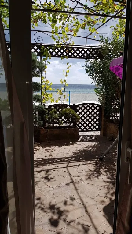 Апартамент у самого моря с двориком