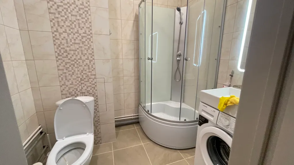 Белая студия в новом доме на центральной улице