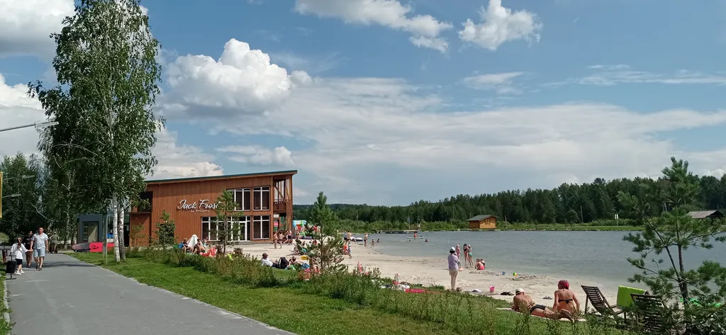 Апартамент с потрясающим видом на горы и песчаный пляж