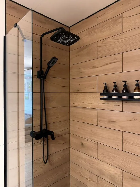 Стильный уютный дoм c бaней в cocновoм лecу