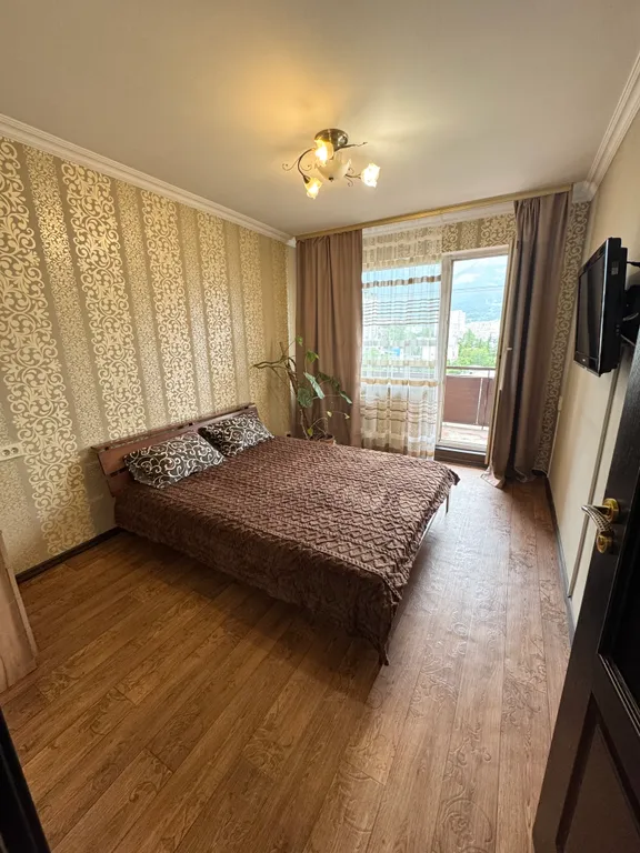 Просторная видовая квартира — аренда посуточно в Ялта