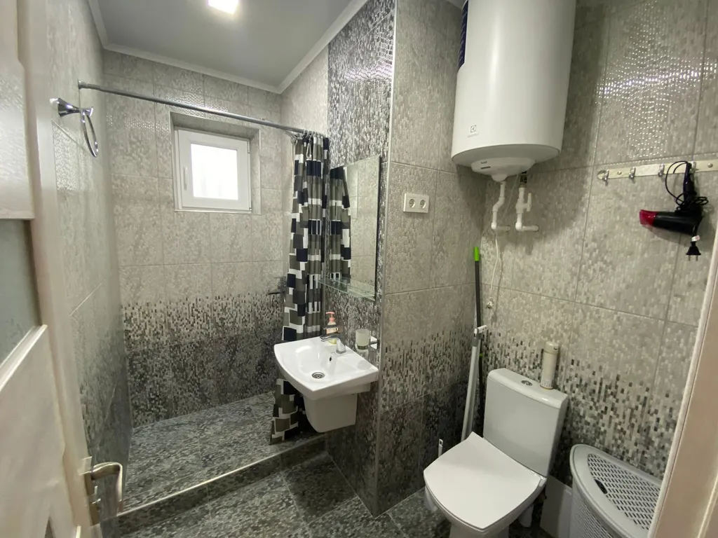 Уютный семейный домик с зелёным двориком и беседкой