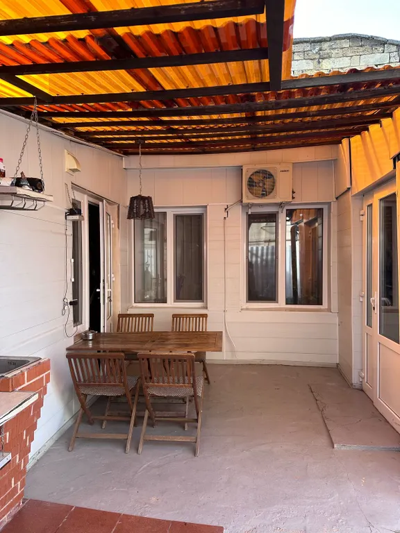 Уютный дом с отдельным двором, зоной барбекю и парковочным местом