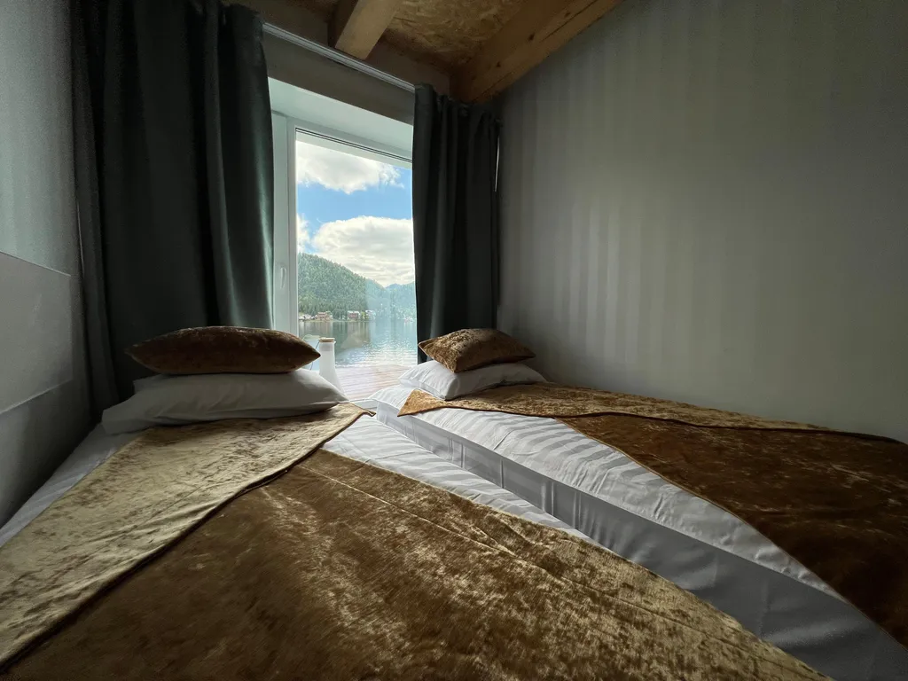 Дом америка на берегу телецкого озера