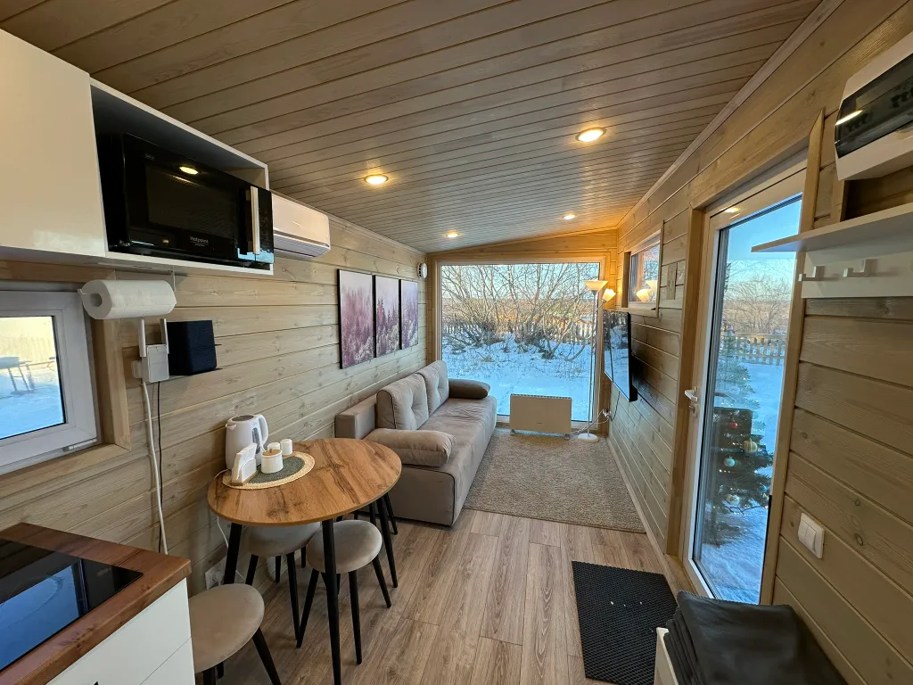 Современный дом на самом берегу реки