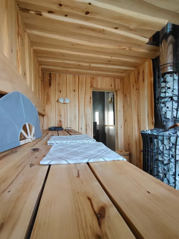 Уютный дом с баней из липы и уличным бассейном