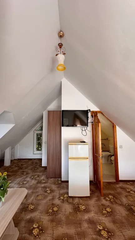 Благоустроенная комната в коттедже с двумя балконами и видом на море.