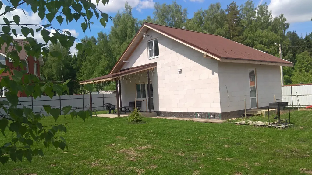 Дом в лесу у озера