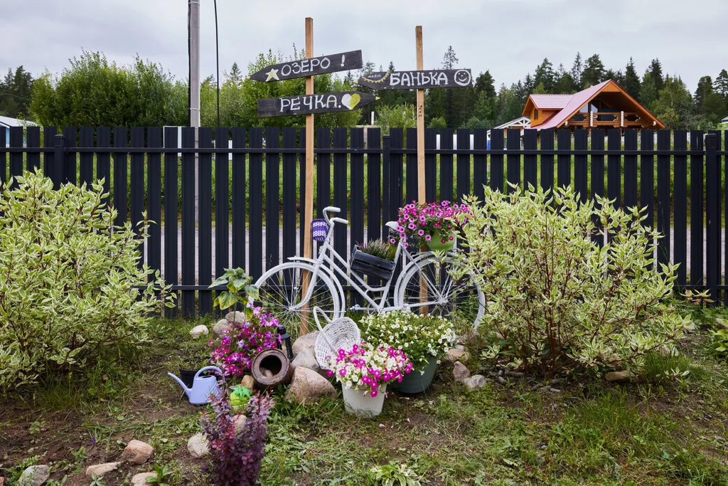 Дом в лесу рядом с озером