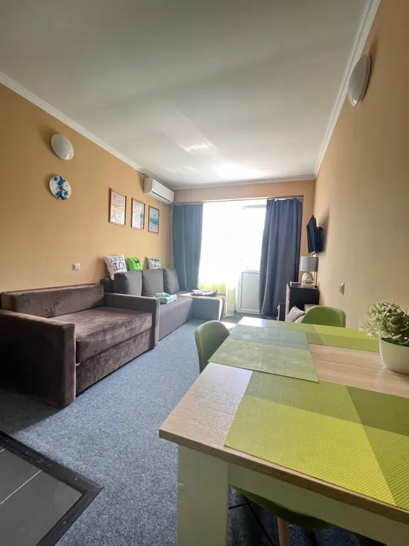 Зеленая студия на море