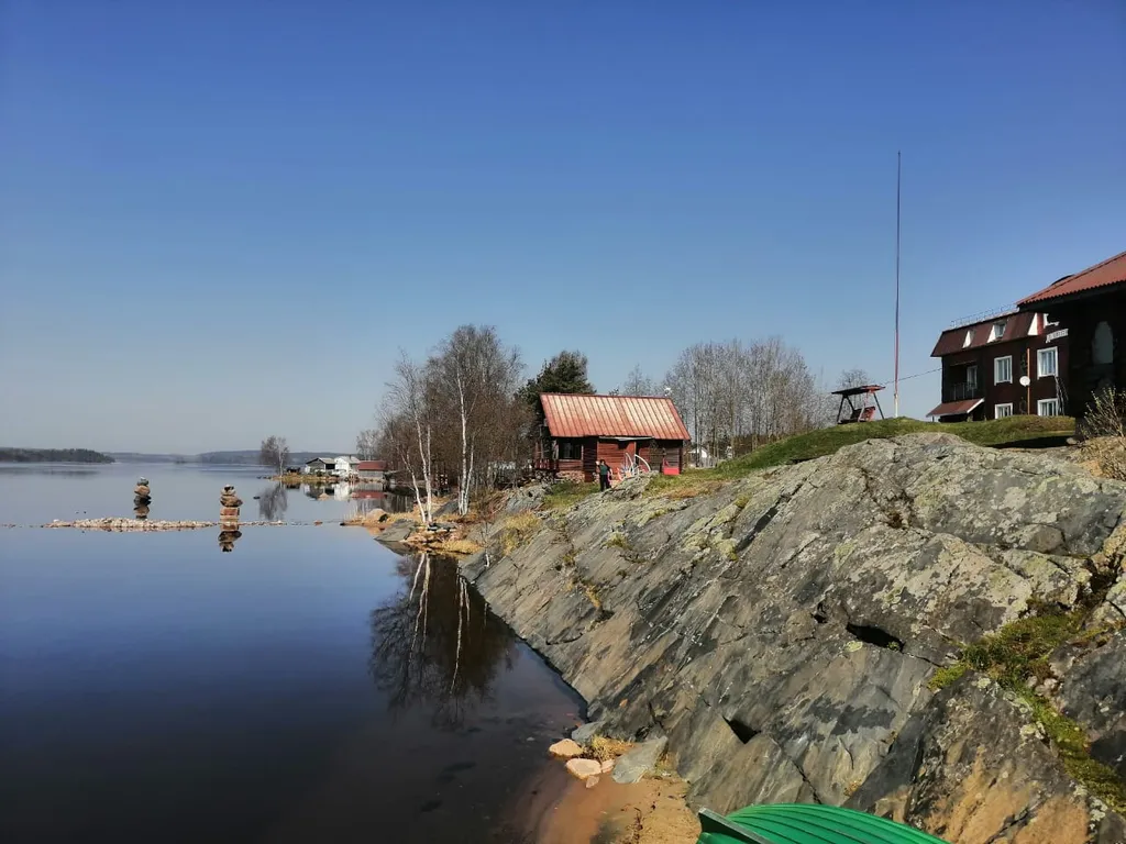 Уютный, комфортный для проживания на берегу озера, в зелени и тишине