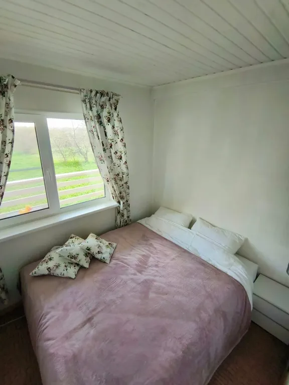 Дом в тихой деревне у озера