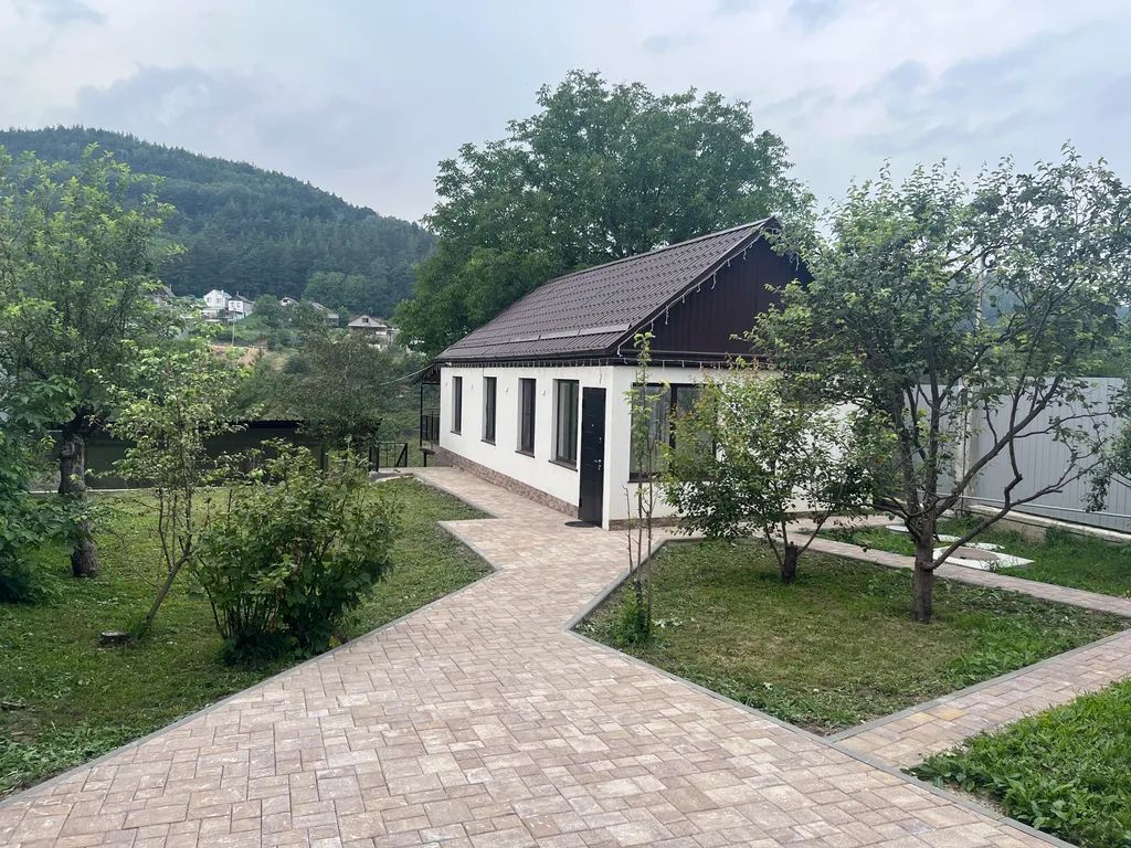 Уютный дом с видом на ущелье