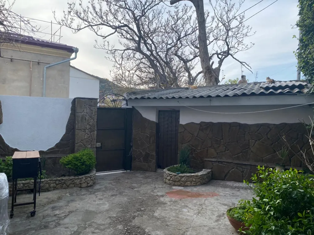 Двухкомнаткая квартира на второй линии от набережной