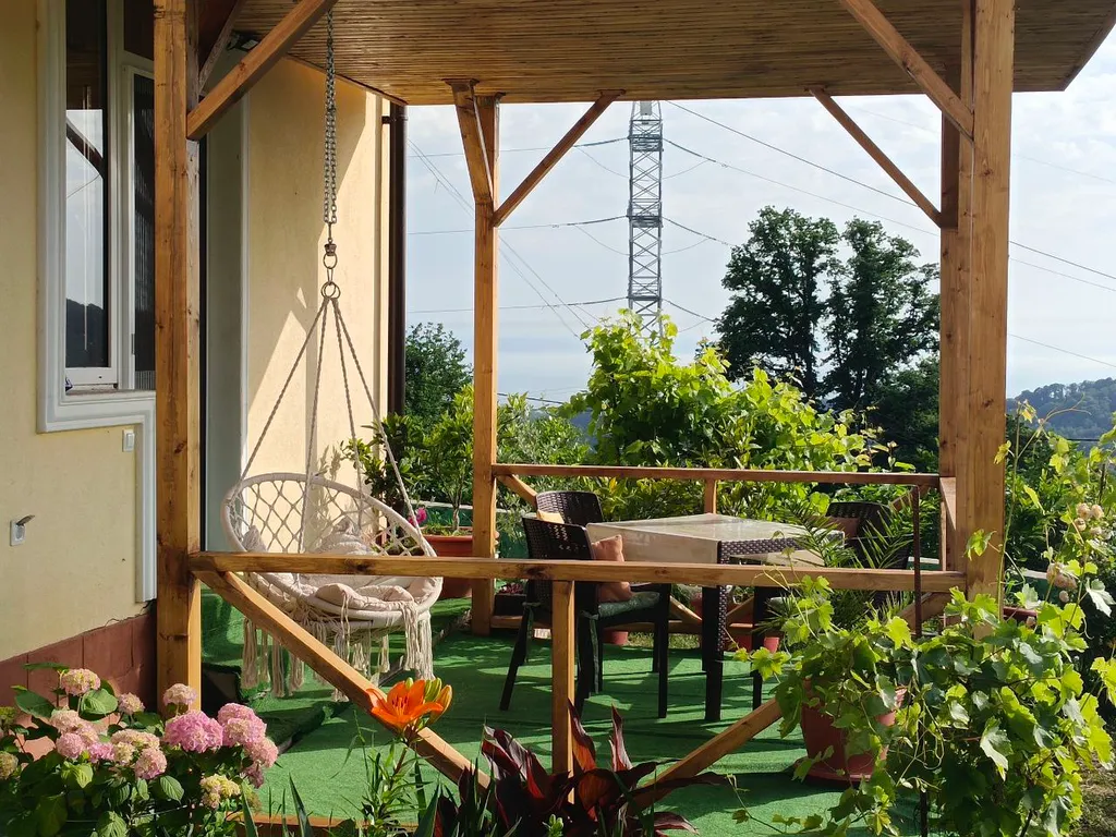 Просторный дом с райским садом на вершине холма с супер видами