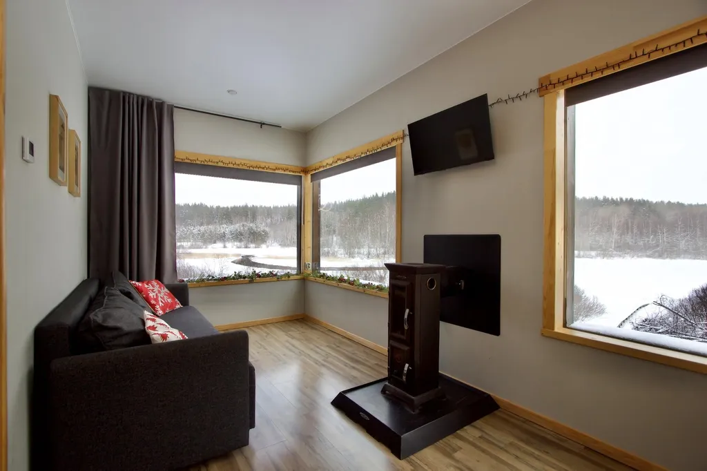 Домик в диком лесу на берегу реки