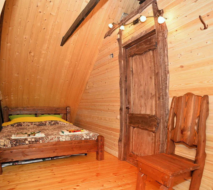 Уютный гостевой дом из бревна с видом на сад