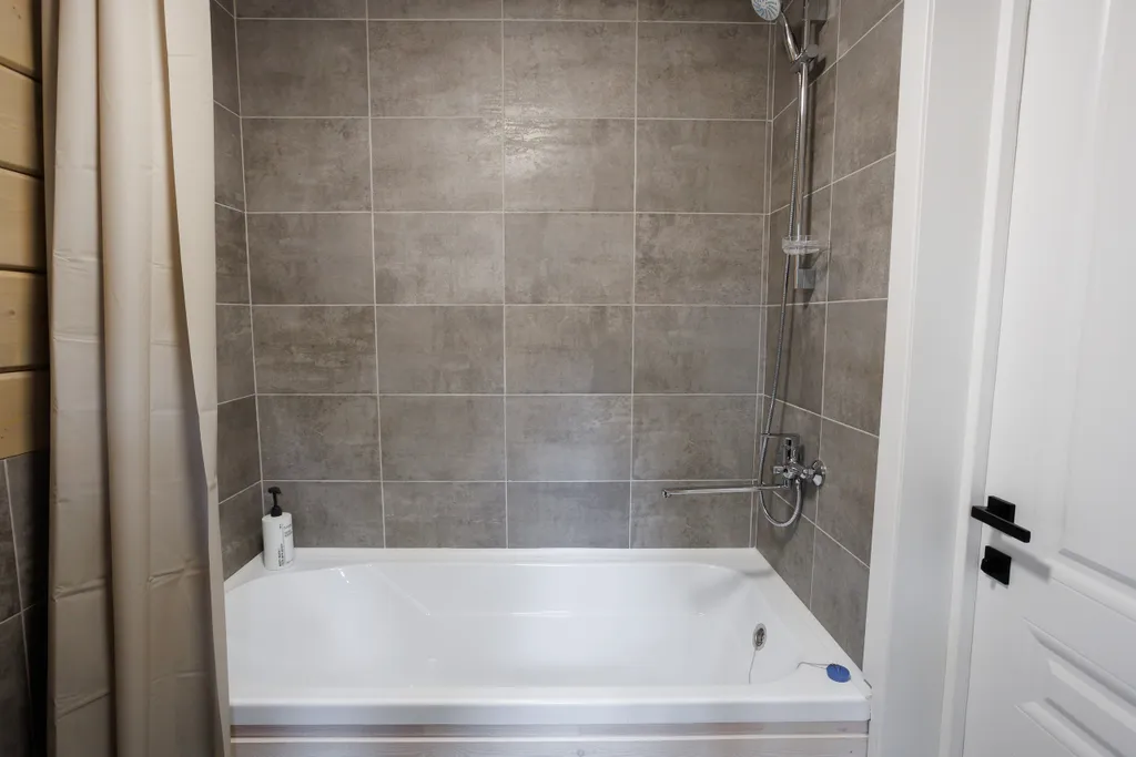 Красивый дом в ёлках