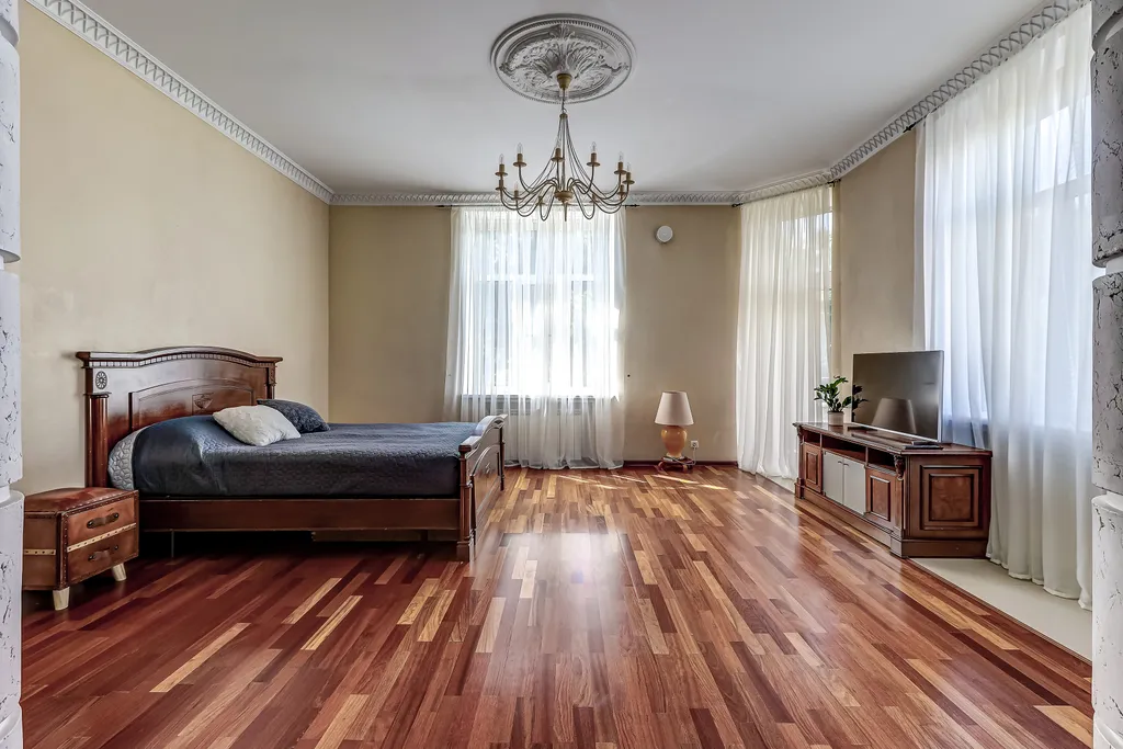 Просторная солнечная студия с круглым балконом