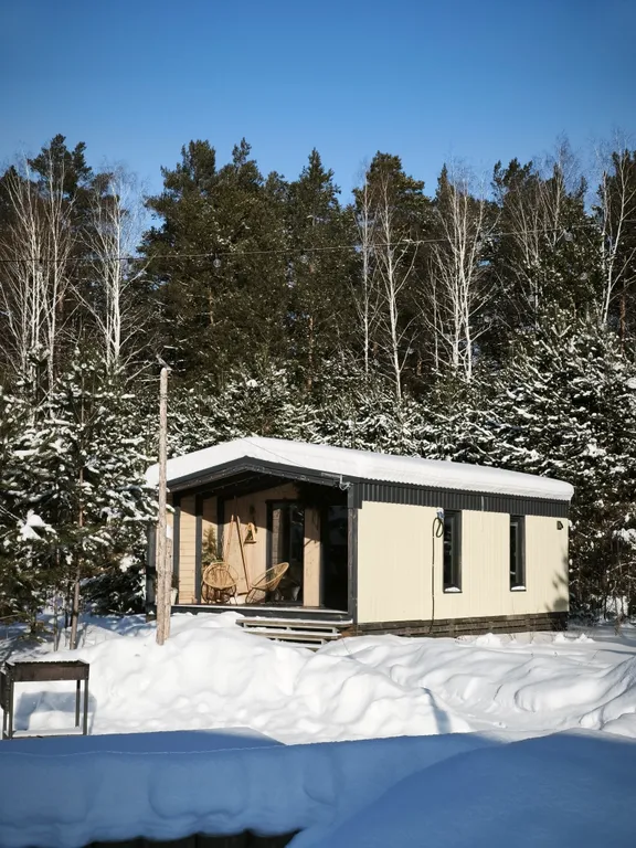 Светлый домик на опушке леса