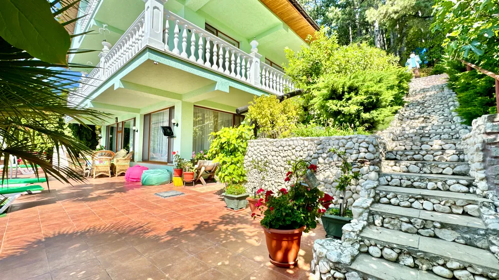 Дом с бассейном в Аутке