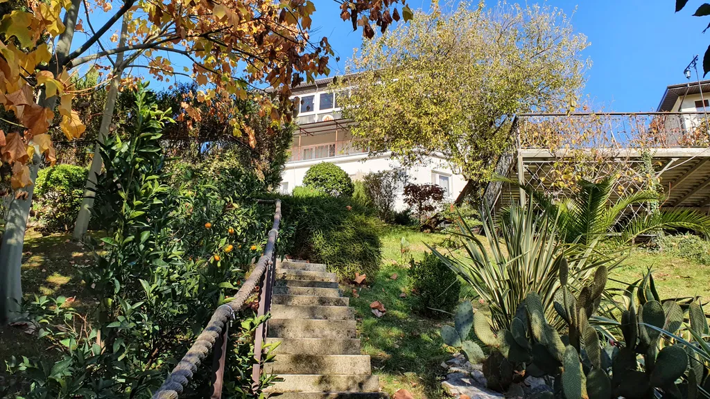 Трёхэтажный таунхаус в живописном месте с большим садом