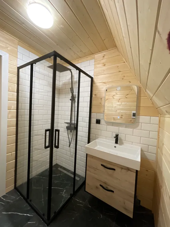 Глэмпинг в сосновом лесу