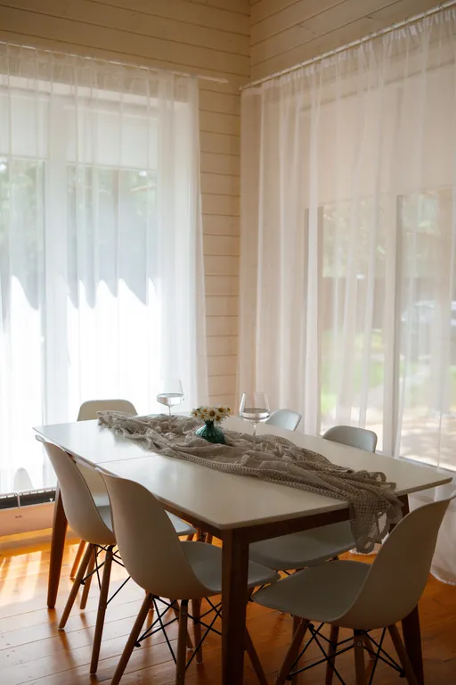 Дом с сауной и горячим чаном на участке с соснами