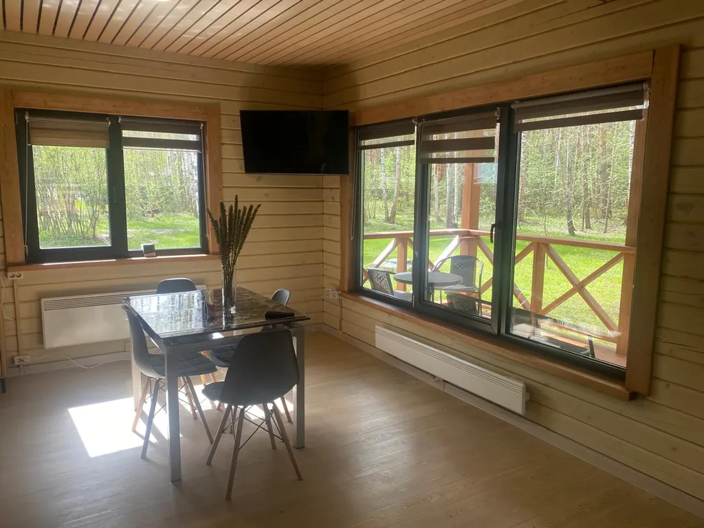 Уютный домик в лесу около реки