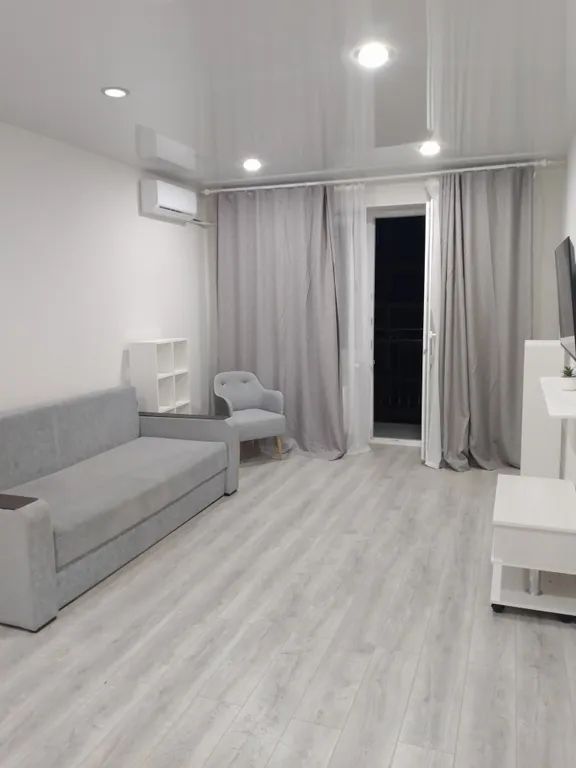 Просторная квартира с видовым балконом близ Питьевой Галереи Санатории