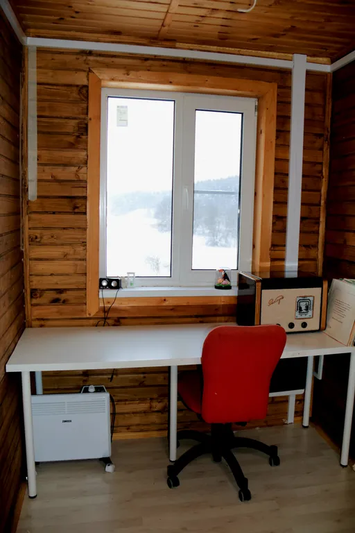 Коттедж на берегу реки с видом на сосновый лес