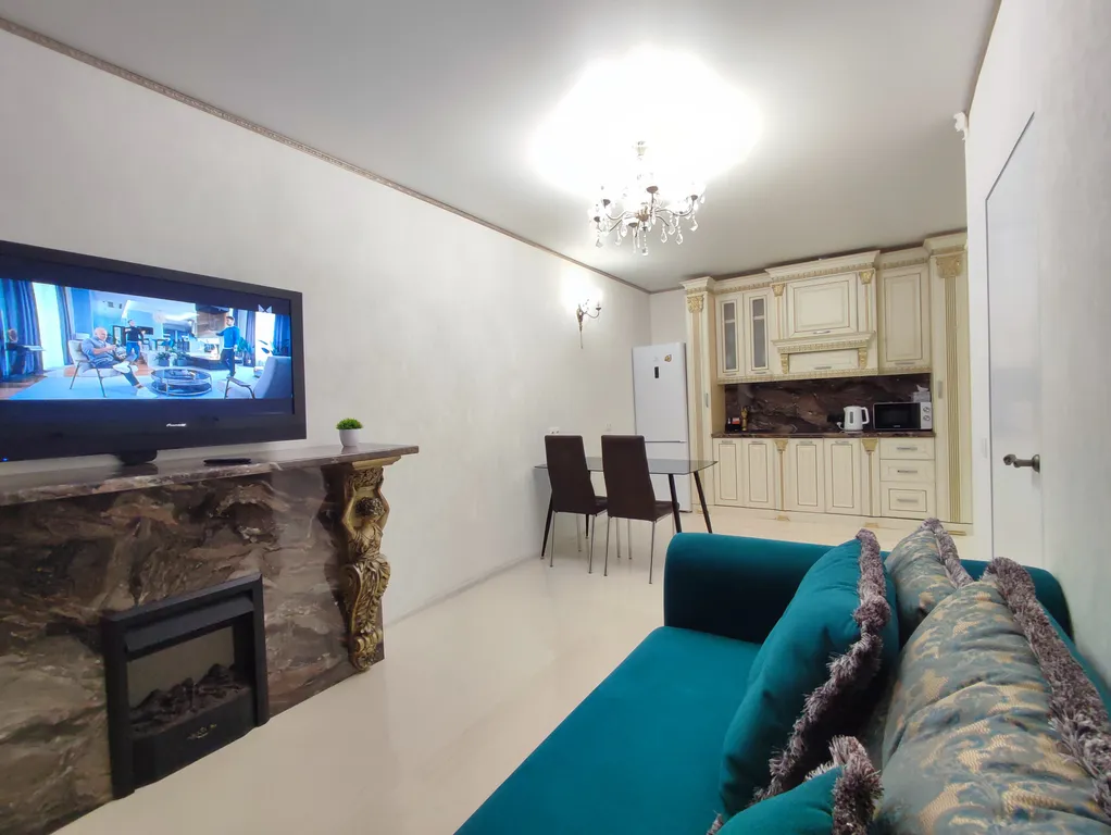 Современная уютная квартира с камином