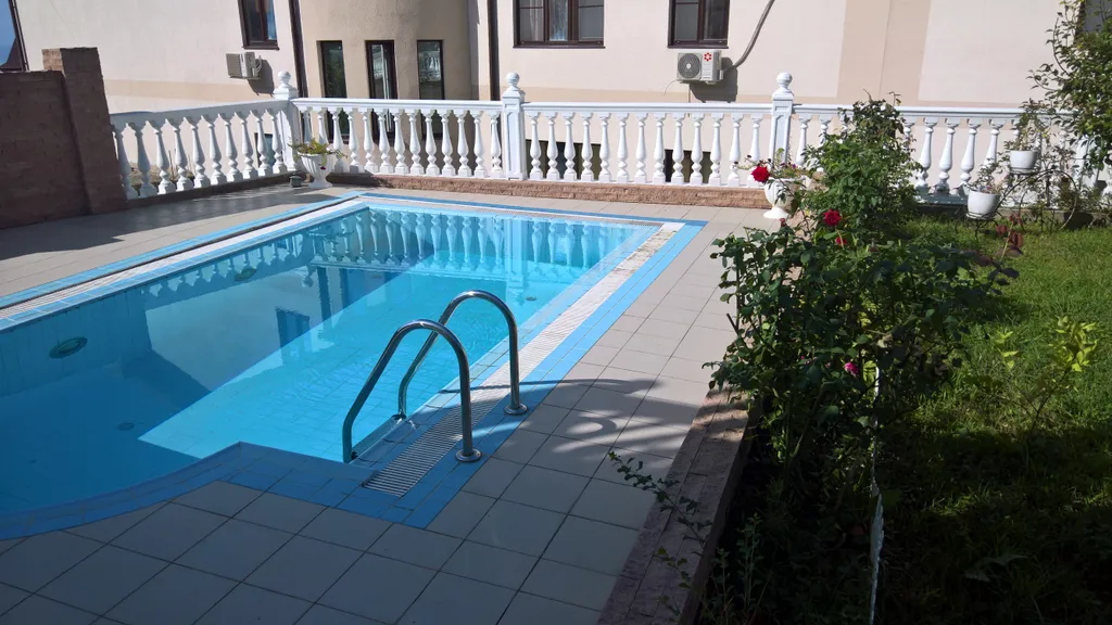 Дом с бассейном недалеко от моря