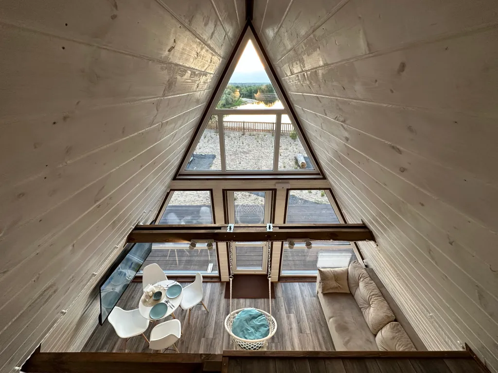Дом в стиле A-frame на самом берегу реки