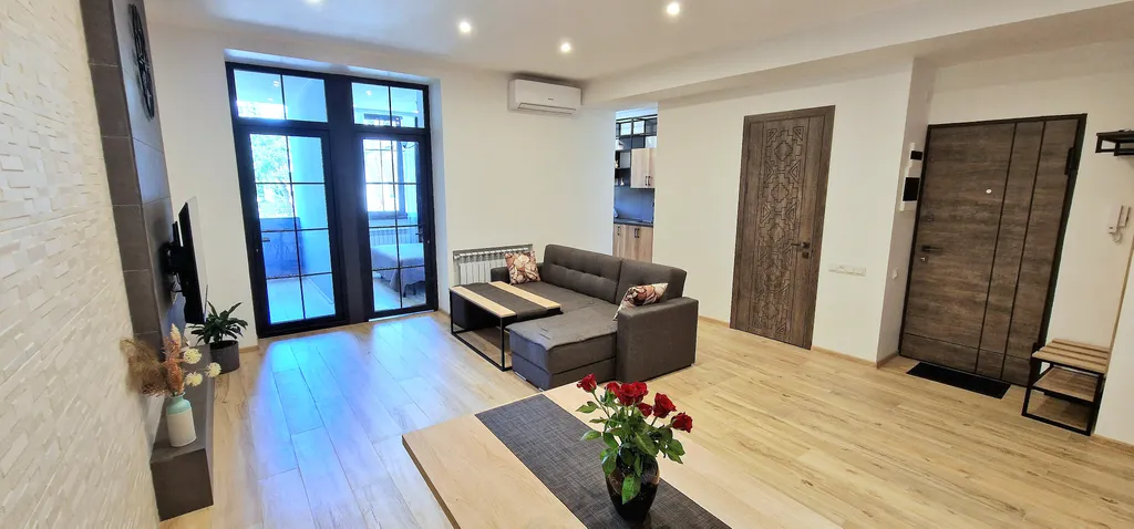 3-комнатная квартира с видом на парк у площади Республика