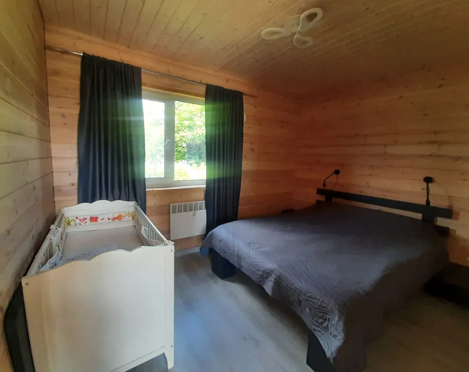 Дом с панорамными окнами и видом на озеро