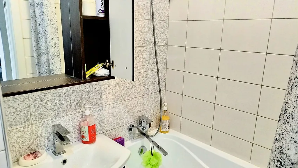 Уютная квартира в стиле лофт с комфортной кроватью и угловым диваном