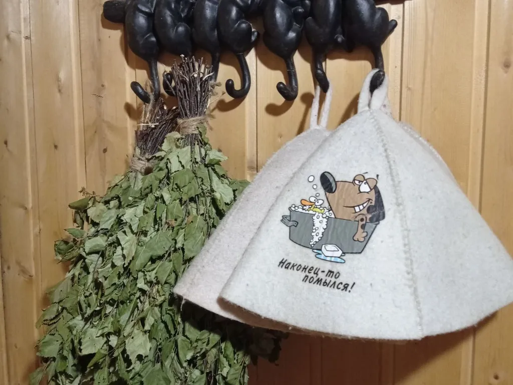 Дом с баней и чаном у леса