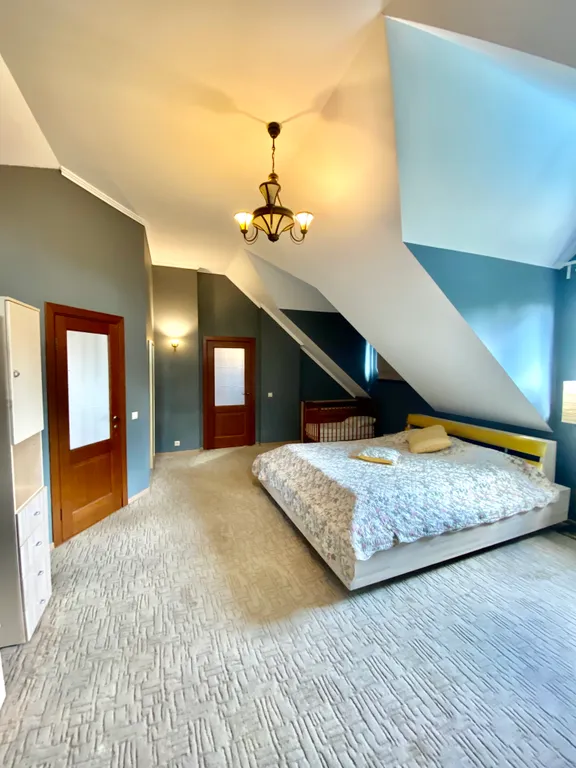 Вилла с квадратным бассейном