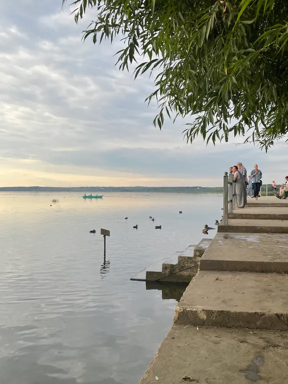 Домик мечты в самом живописном месте города, у реки и озера