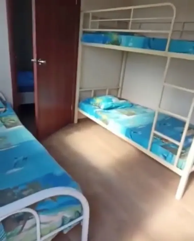 Коттедж Домик с проходной комнатой с мини-кухней — аренда посуточно в Голубицкая