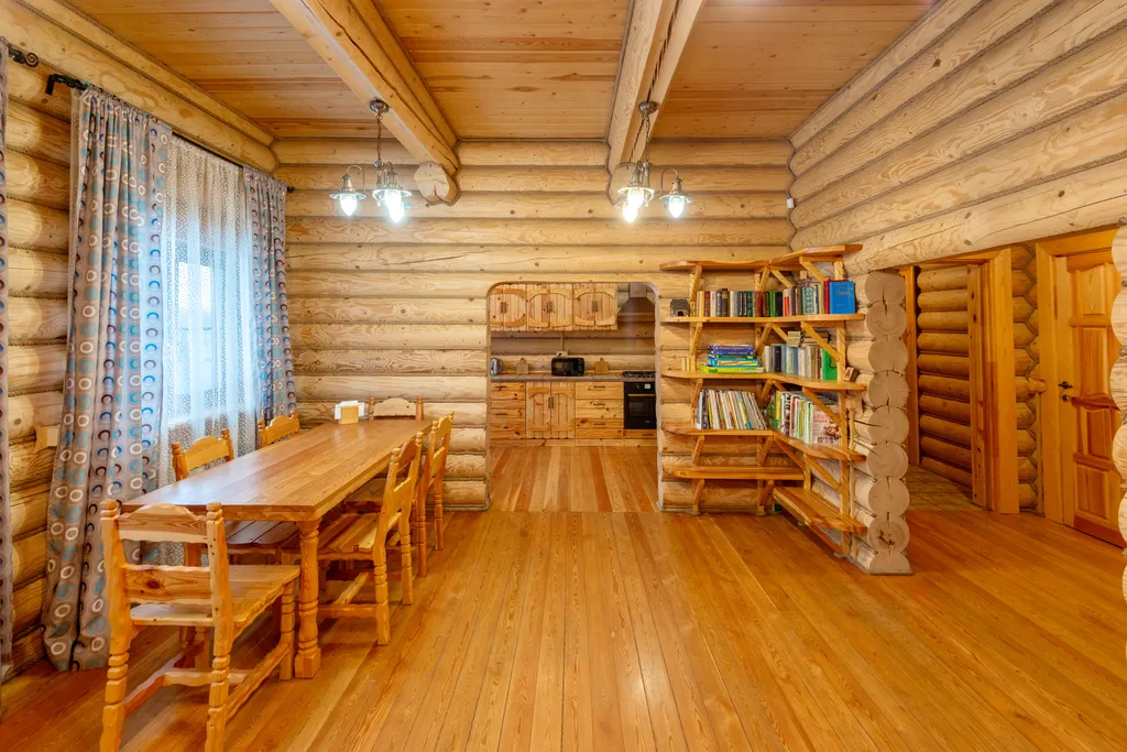 Большой деревянный коттедж рядом с озером и лесом