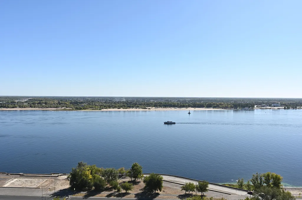 Жизнь с видом реку: огромная лоджия с панорамным остеклением в пол!