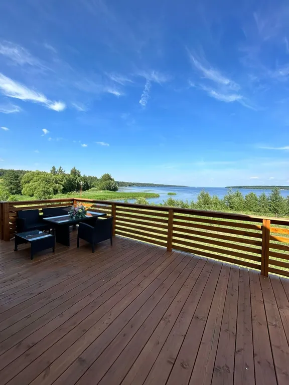 Уютный дом из кедра на берегу реки Волга