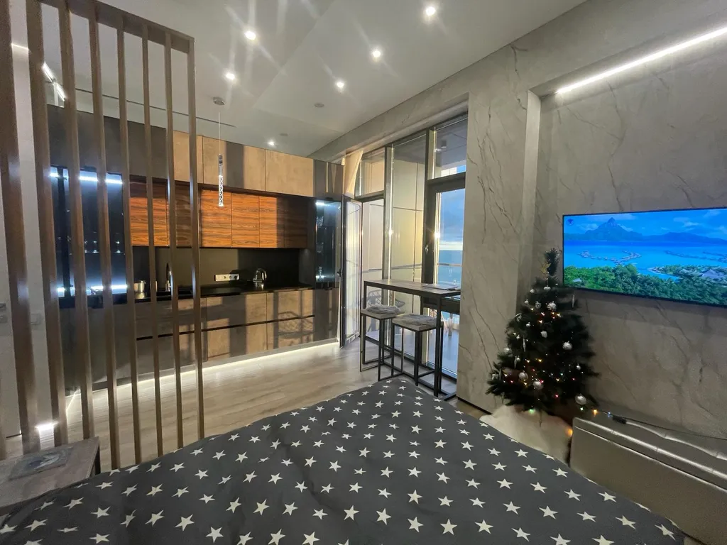 Романтичная студия в стиле лофт с прямым видом на море