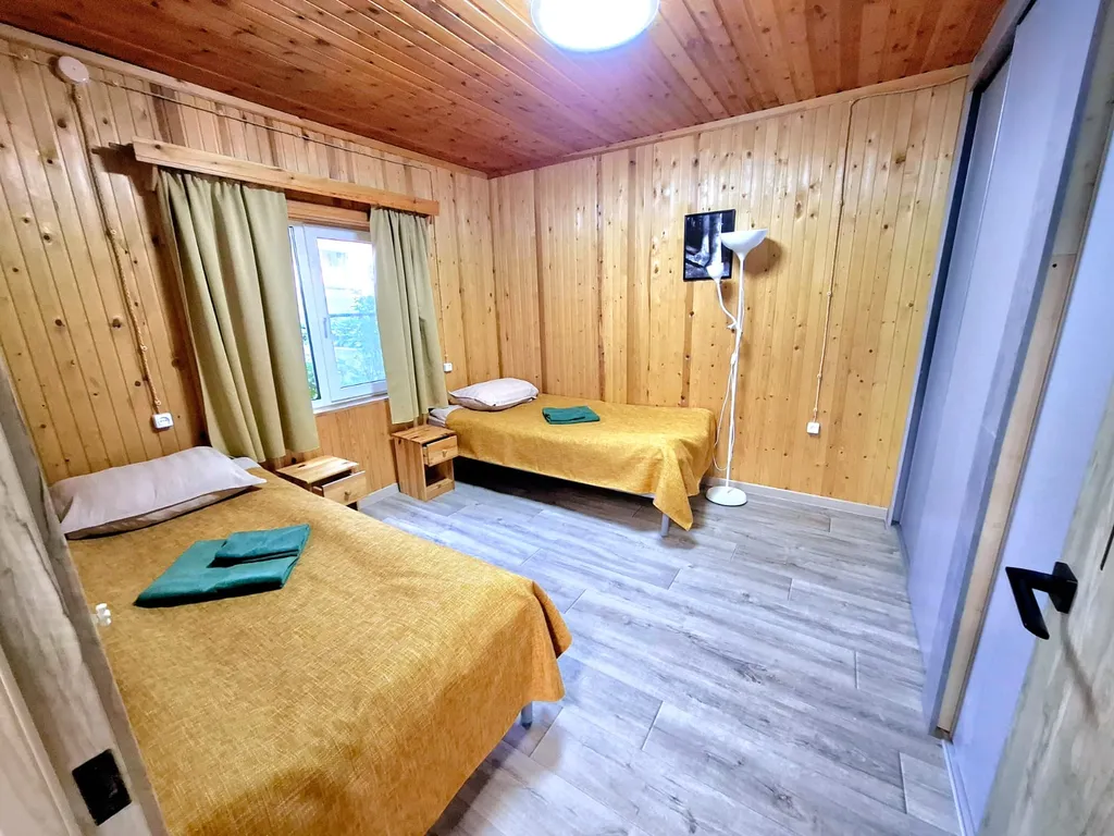 Уютный, комфортный для проживания на берегу озера, в зелени и тишине