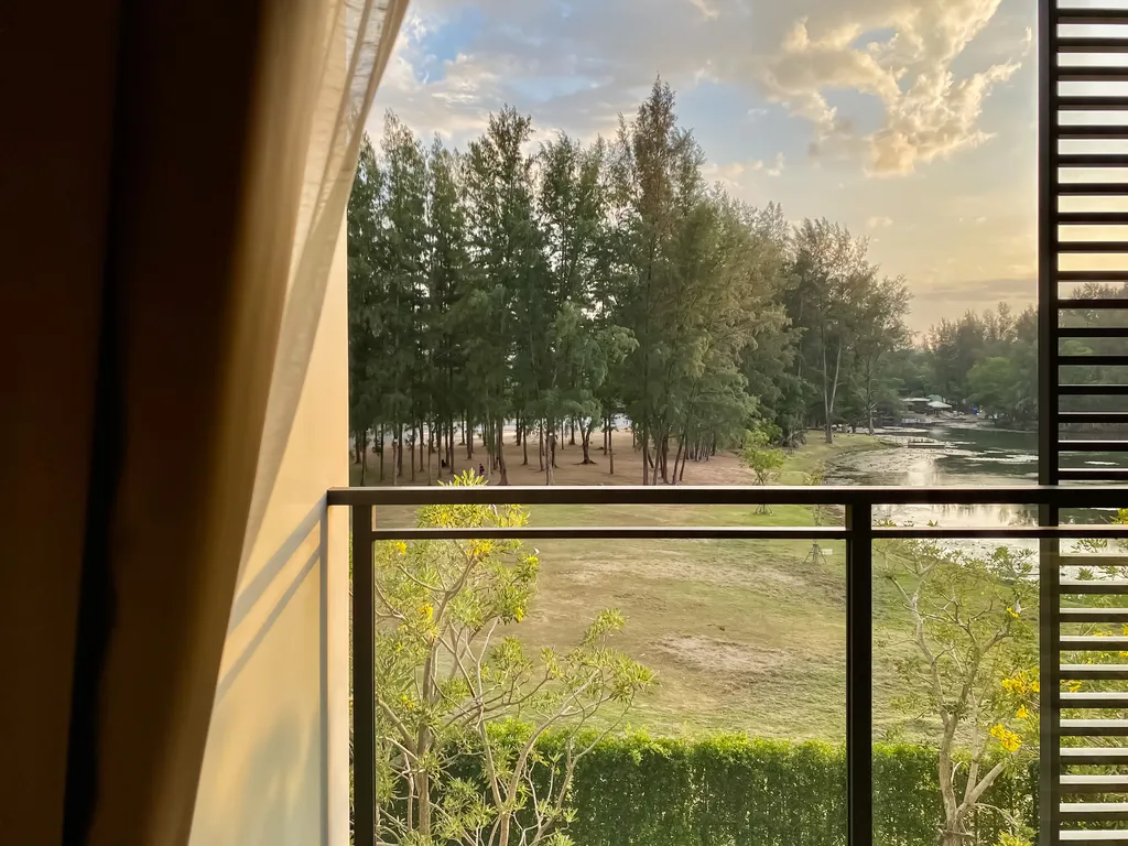 Две спальни с видом на озеро и море