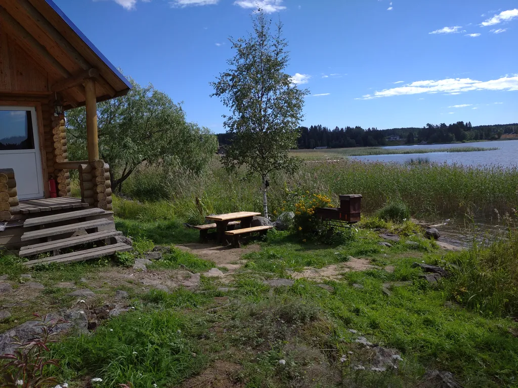 Домик на берегу озера