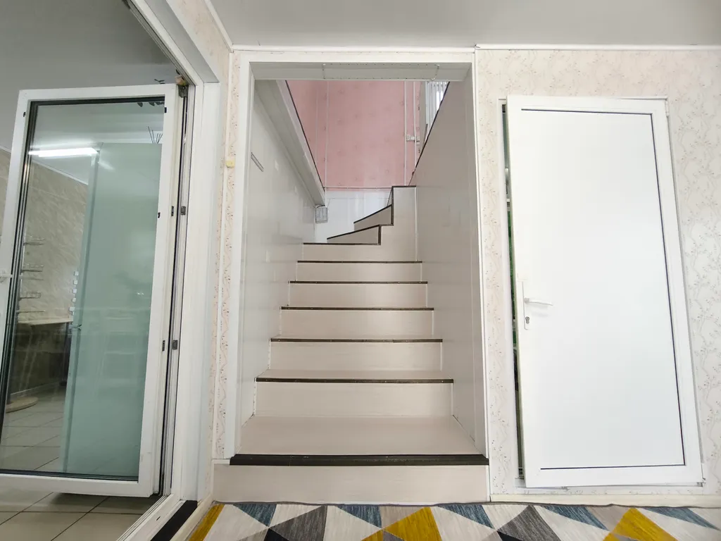 Комфортабельный 2-этажный дом с панорамным остеклением и русской баней